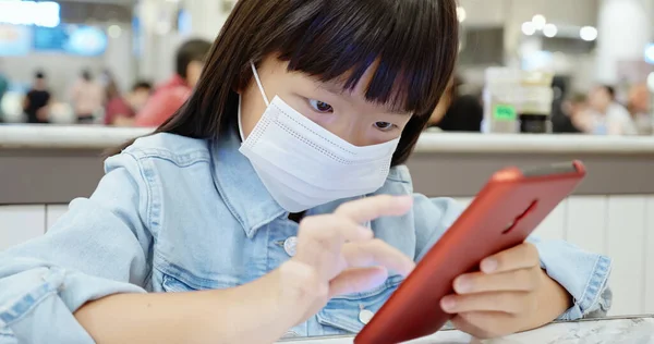 亚洲小女孩用智能手机 在人群中戴着面具 — 图库照片