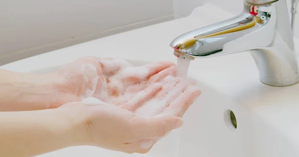 Κλείσιμο Των Χεριών Πλύνετε Νερό Και Σαπουνόφουσκα Για Την Πρόληψη — Φωτογραφία Αρχείου