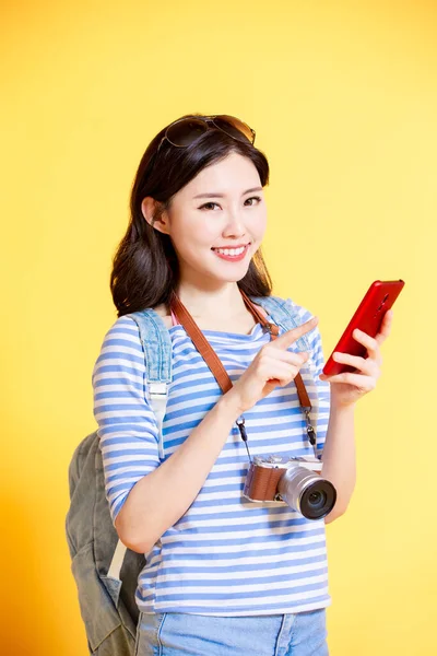 Viagem Mulher Usar Foneína Frente Fundo Amarelo — Fotografia de Stock