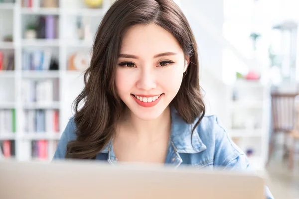 スマートアジアの若い女の子の学生のクローズアップは インターネットオンラインコースや自宅でラップトップコンピュータを介して情報を検索中に満足しています — ストック写真