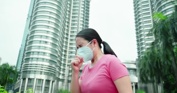 Woman coughs and wears mask — Stock Video