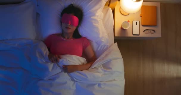 Γυναίκα που κοιμάται καλά στο κρεβάτι — Αρχείο Βίντεο