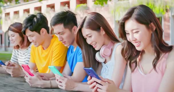 Tinerii elevi folosesc smartphone — Videoclip de stoc