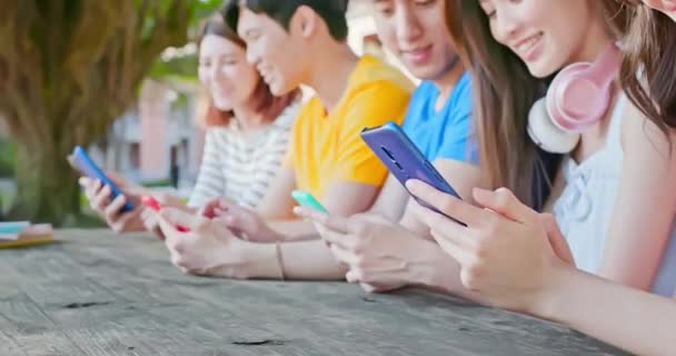 Jonge studenten maken gebruik van smartphone — Stockvideo