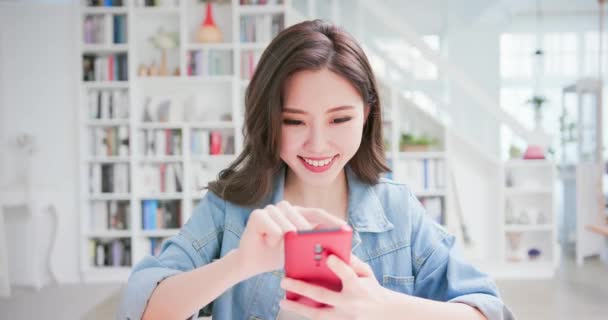 Asiático estudante uso celular — Vídeo de Stock
