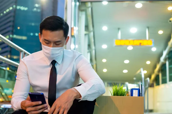 Homem Negócios Asiático Usar Máscara Facial Procurar Seu Próximo Trabalho — Fotografia de Stock