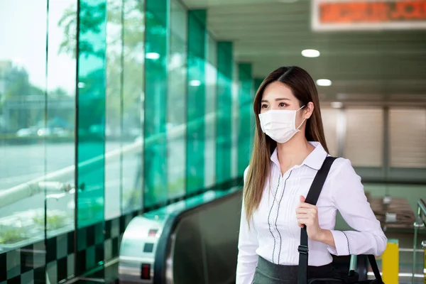 Mulher Asiática Com Proteção Cirúrgica Máscara Facial Ela Viaja Metro — Fotografia de Stock