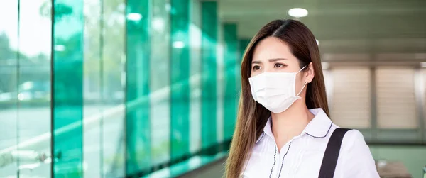 Mulher Asiática Com Proteção Cirúrgica Máscara Facial Ela Viaja Metro — Fotografia de Stock