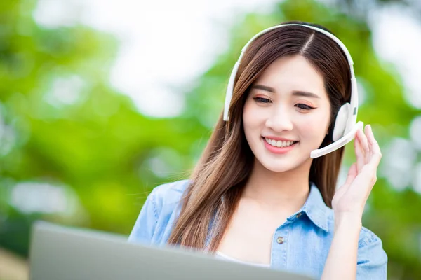 Smart Asiatisk Ung Flicka Student Studera Något Internet Kurser Och — Stockfoto
