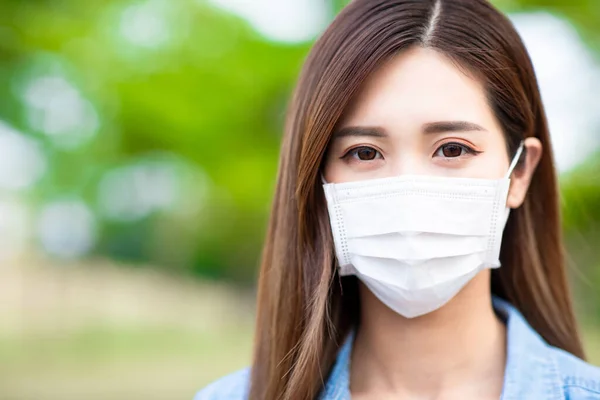 アジアの女性はあなたを見て外科マスク顔保護 — ストック写真
