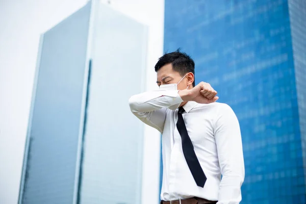 Asiático Hombre Negocios Tos Codo Con Protección Máscara Facial Quirúrgica — Foto de Stock