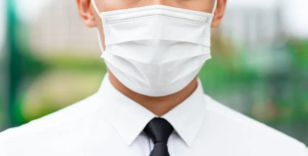 Närbild Man Bära Kirurgisk Mask Ansiktsskydd Staden — Stockfoto