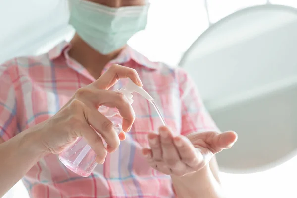 Vrouw Gebruik Ontsmettingsgel Handen Wassen Door Alcohol Zeep Virus Doden — Stockfoto