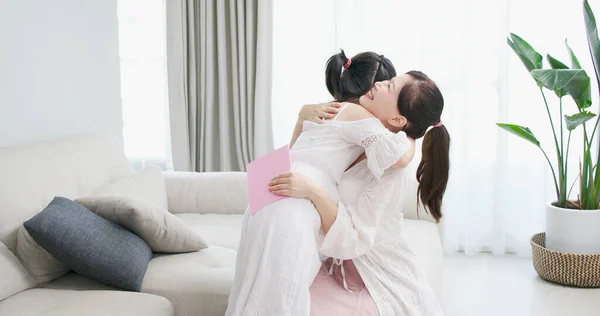 Asiática Filha Menina Dar Cartão Para Sua Mãe Abraçar Uns — Fotografia de Stock