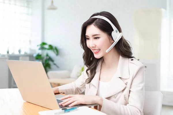 Concept Télétravail Femme Asiatique Utilisent Ordinateur Micro Casque Pour Joindre — Photo