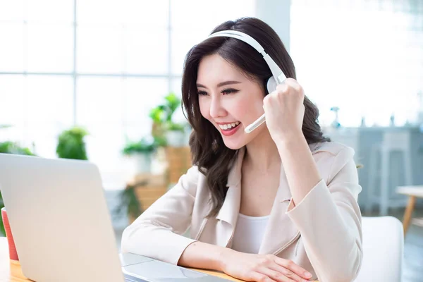 远程工作的概念 亚洲女人很高兴在家里的视频会议上收到订单 — 图库照片
