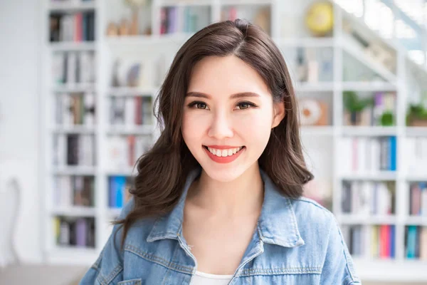 Asiatisk Smart College Flicka Student Leende Till Dig Hemma — Stockfoto