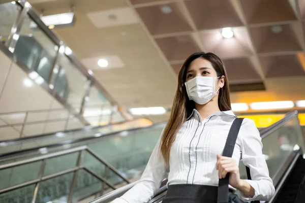 Mulher Asiática Com Proteção Cirúrgica Máscara Facial Ela Viaja Metro — Fotografia de Stock