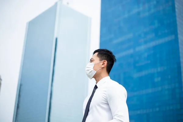 Hombre Negocios Asiático Con Una Mascarilla Quirúrgica Mira Piensa Algo — Foto de Stock