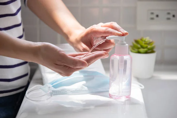 Vrouw Gebruik Ontsmettingsgel Handen Wassen Door Alcohol Zeep Virus Doden — Stockfoto