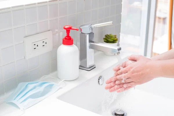 Close Van Handen Wassen Met Water Verspreiding Van Infectieziekten Voorkomen — Stockfoto