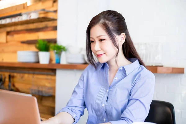 远程工作的概念 亚洲妇女使用计算机工作 并在家里举行视频会议 — 图库照片