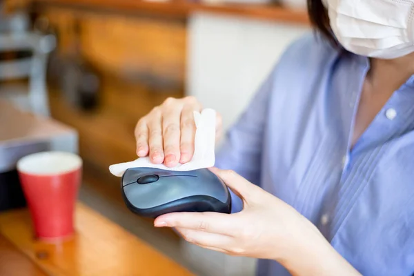 Coronavirus Covid Preventie Vrouw Duidelijke Muis Met Antibacteriële Desinfecterende Veeg — Stockfoto