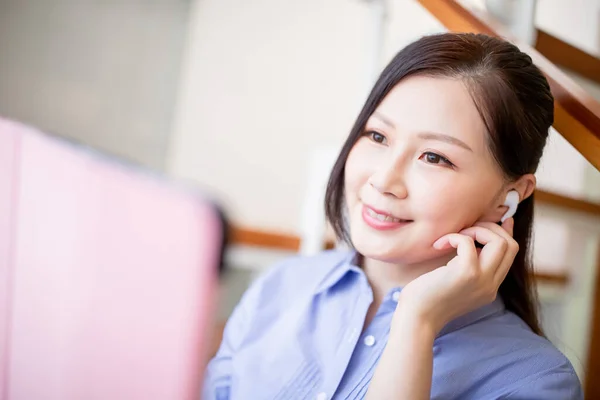 Asian Woman Use Wireless Earbuds Have Internet Online Courses Searching — Stock Photo, Image