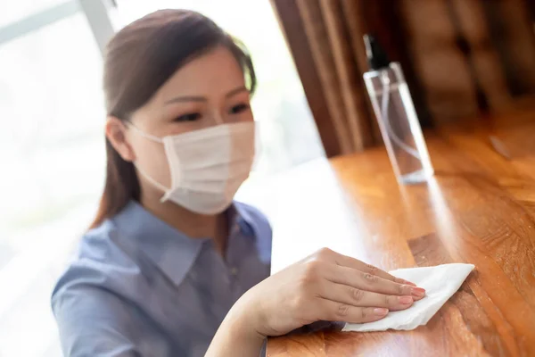 Coronavirus Covid Preventie Vrouw Duidelijke Tafel Met Antibacteriële Desinfectie Veeg — Stockfoto