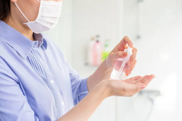 Kadın Virüsün Cerrahi Maske Takarak Yayılmasını Önlemek Için Dezenfektan Jeli — Stok fotoğraf