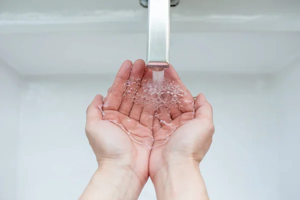 Κάτοψη Του Πλύνετε Χέρια Νερό Και Φούσκα Για Την Πρόληψη — Φωτογραφία Αρχείου