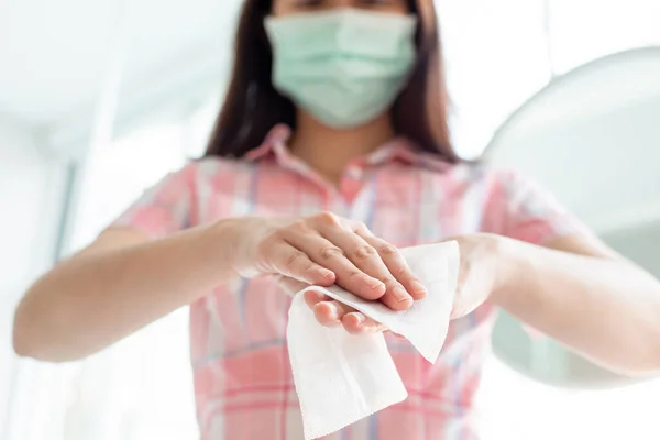 Koronavirus Covid Prevence Žena Očistí Ruku Antibakteriálním Dezinfekčním Tampónem Pro — Stock fotografie