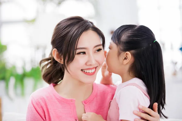 Hija Susurra Mamá Madre Sonrisa — Foto de Stock