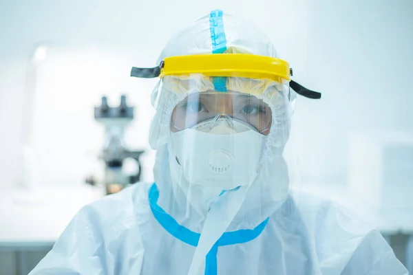 Doktor Kadın Koronavirüsün Yayılmasına Engel Olmak Için Koruyucu Elbiseler Cerrahi — Stok fotoğraf