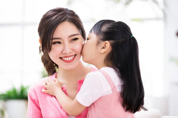 Tochter Küsst Ihre Mutter Zärtlich Und Mutter Lächelt Glücklich — Stockfoto