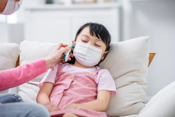 Mam Gebruikt Oorthermometer Temperatuur Van Kinderen Meten — Stockfoto