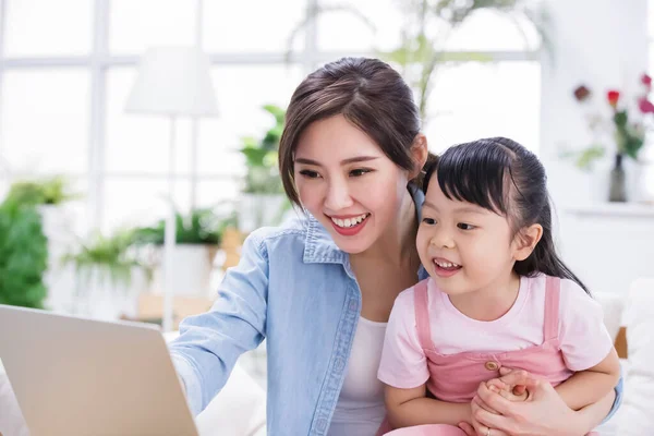 Mãe Filha Usam Laptop Para Ter Aula Line Feliz Casa — Fotografia de Stock