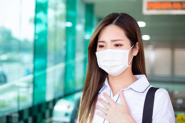 Asiatin Spürt Schmerzen Der Lunge Mit Chirurgischem Gesichtsmaskenschutz Sie Pendelt — Stockfoto