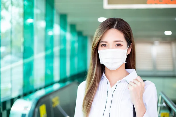 Asijské Žena Vzhled Vám Chirurgickou Maskou Tvář Ochranu Metru Nebo — Stock fotografie