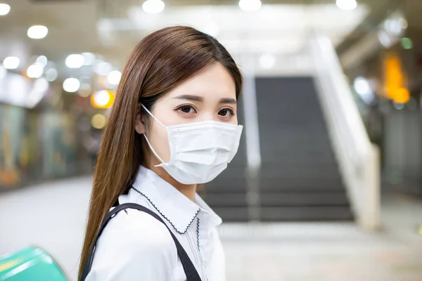 Mulher Asiática Olhar Para Você Com Máscara Cirúrgica Proteção Facial — Fotografia de Stock