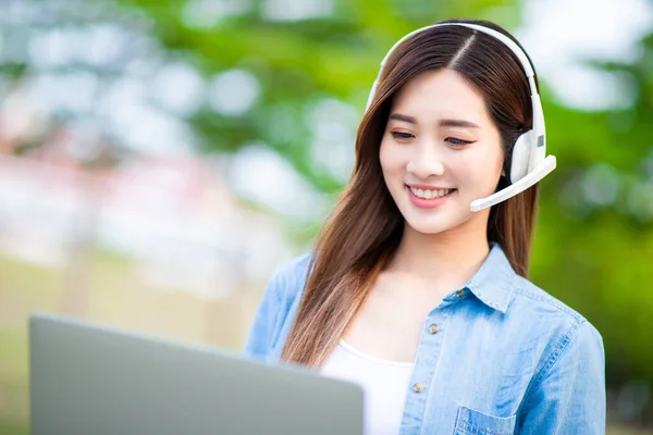 Slim Aziatisch Jong Meisje Student Studeren Iets Tijdens Internet Online — Stockfoto