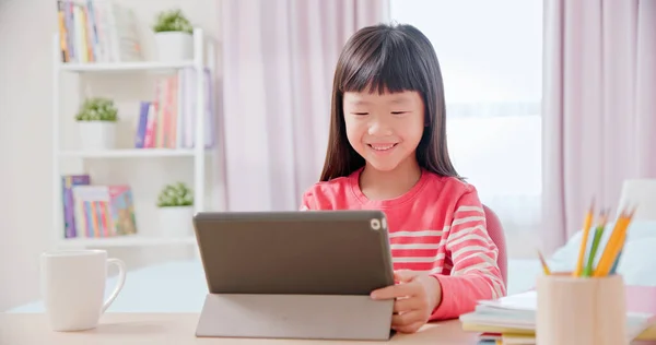 Aziatisch Meisje Student Gebruik Tablet Hebben Line Klasse Gelukkig Thuis — Stockfoto