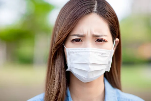 Azjatka Wygląda Nieszczęśliwie Maską Chirurgiczną Ochrony Twarzy — Zdjęcie stockowe
