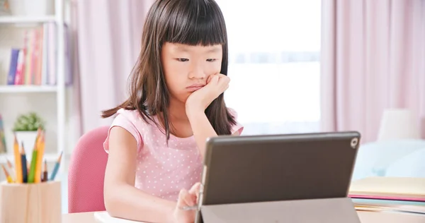 Asiático Menina Estudante Sentir Chato Usar Tablet Para Ter Aula — Fotografia de Stock