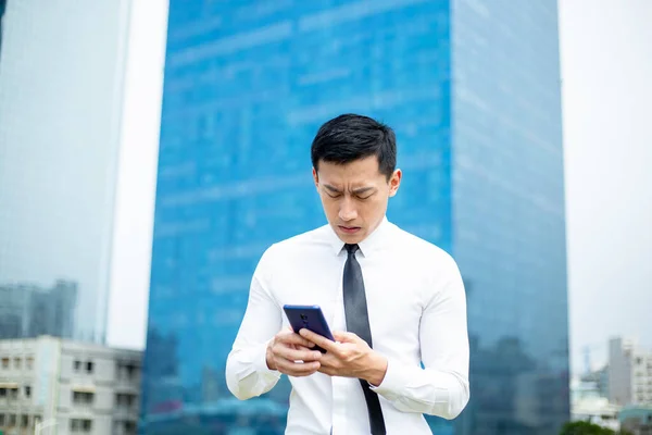アジアのビジネスマンはスマートフォンを見ているとパニックになり 彼は世界中のCovid 19スプレッドのために投資市場の現状を見ています — ストック写真