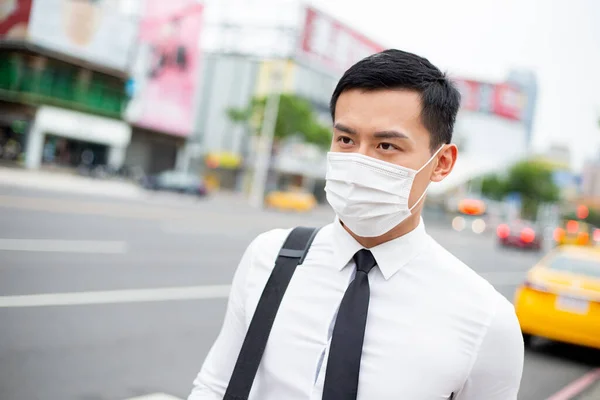 Hombre Negocios Asiático Con Protección Máscara Facial Quirúrgica Viaja Ciudad — Foto de Stock