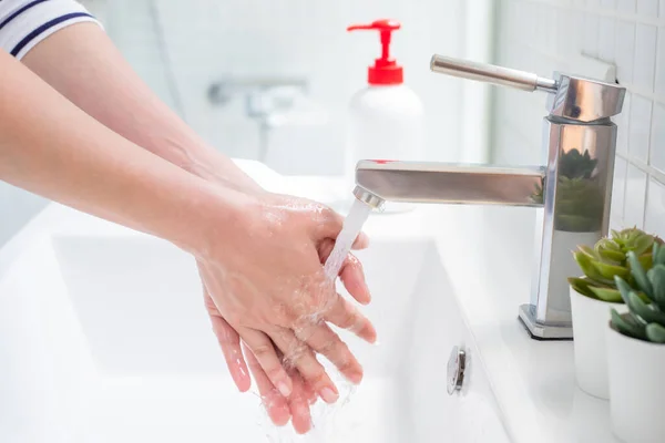 Primer Plano Lavarse Las Manos Con Agua Para Prevenir Propagación — Foto de Stock