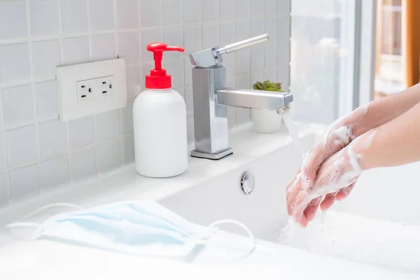 用水和肥皂泡紧密洗手 防止带有外科口罩的传染性疾病的传播 — 图库照片