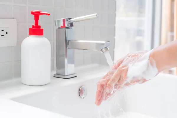 Primer Plano Lavarse Las Manos Con Agua Jabón Burbuja Para — Foto de Stock