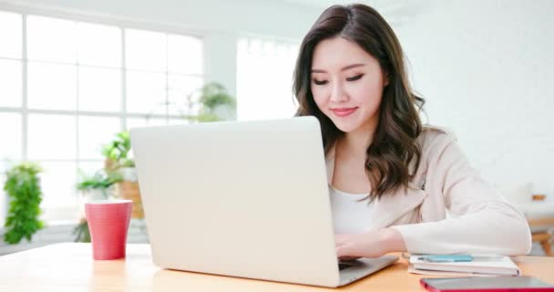 Asian woman telework at home — Stock Video